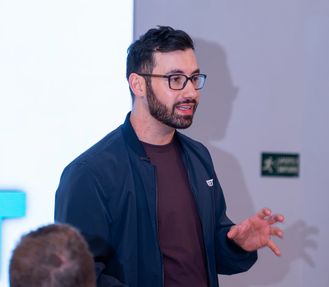 Palestrante falando para a plateia em um evento da PPGVET